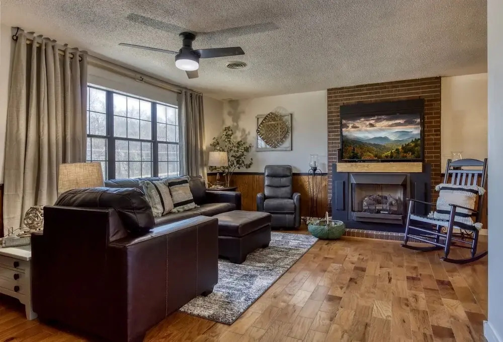 Farmhouse Cottage - Close To Tanger Outlets And Pigeon Forge! 3 Bedroom Home by RedAwning