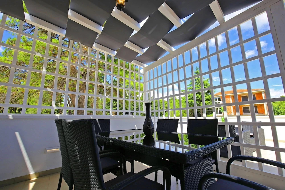 Deluxe MKC Apartments