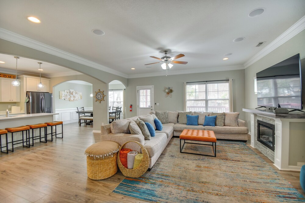 2 Blks to Beach! Family Home w/ Hot Tub in Norfolk
