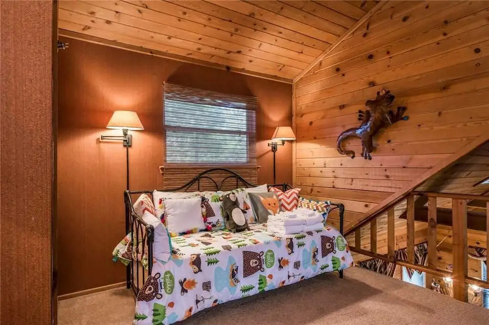 The Breathe Inn - Two Bedroom Cabin with Hot Tub