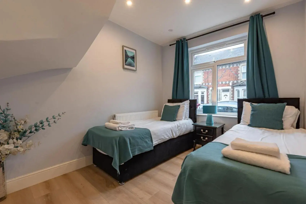 Stylish & Modern 3 Bedroom Reading House with Free WiFi, Netflix, Amazon, Disney, Apple TV By JDF Property