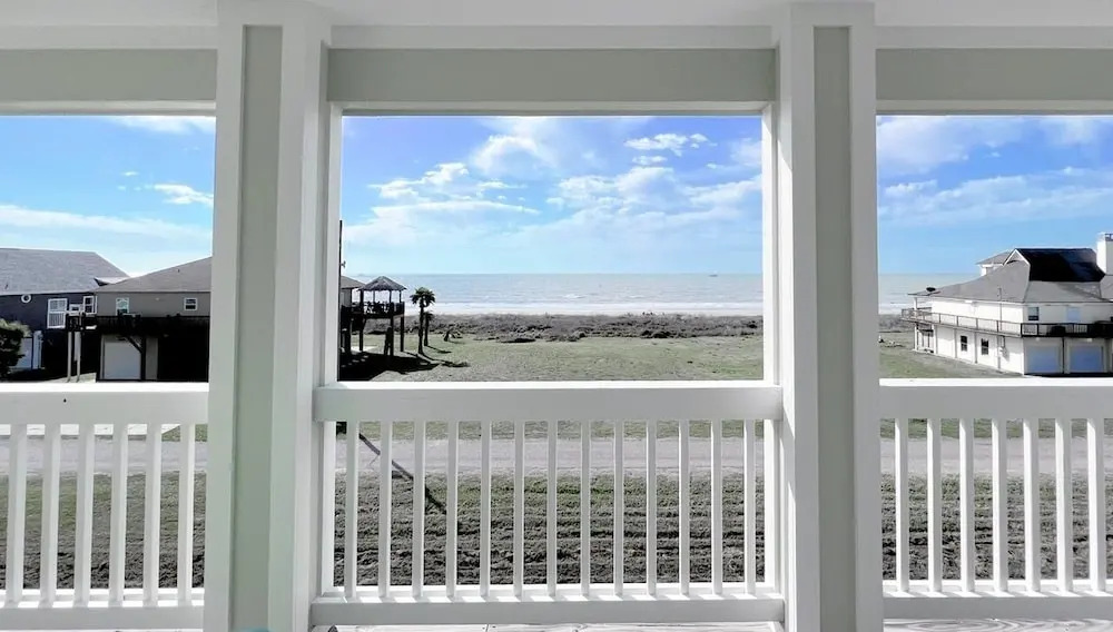 The Green Seahorse 4 Bedroom Home by RedAwning