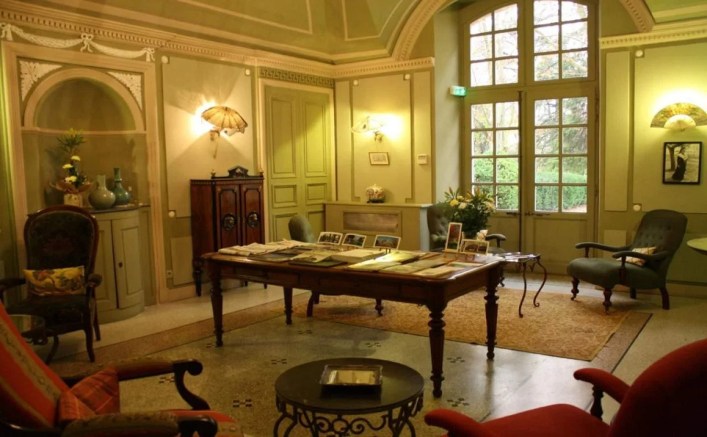 Chateau De Roussan
