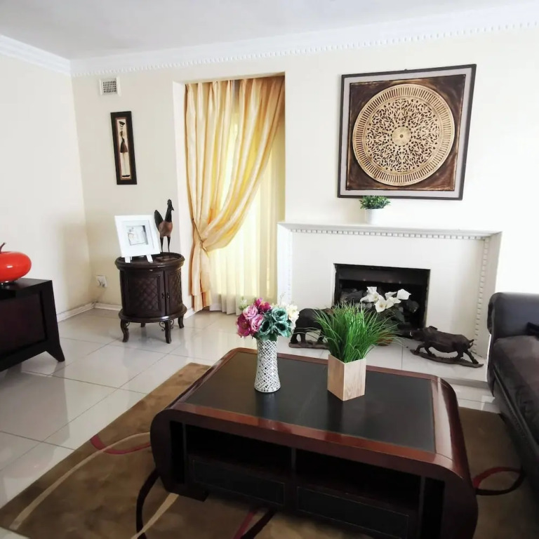 Spacious 4BR Home Pool & Balconies Krantzkloof