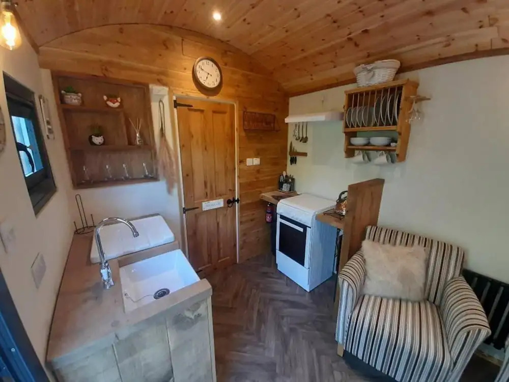 Min yr Afon - Cabin - Sleeps 2 - Hot Tub - Parking