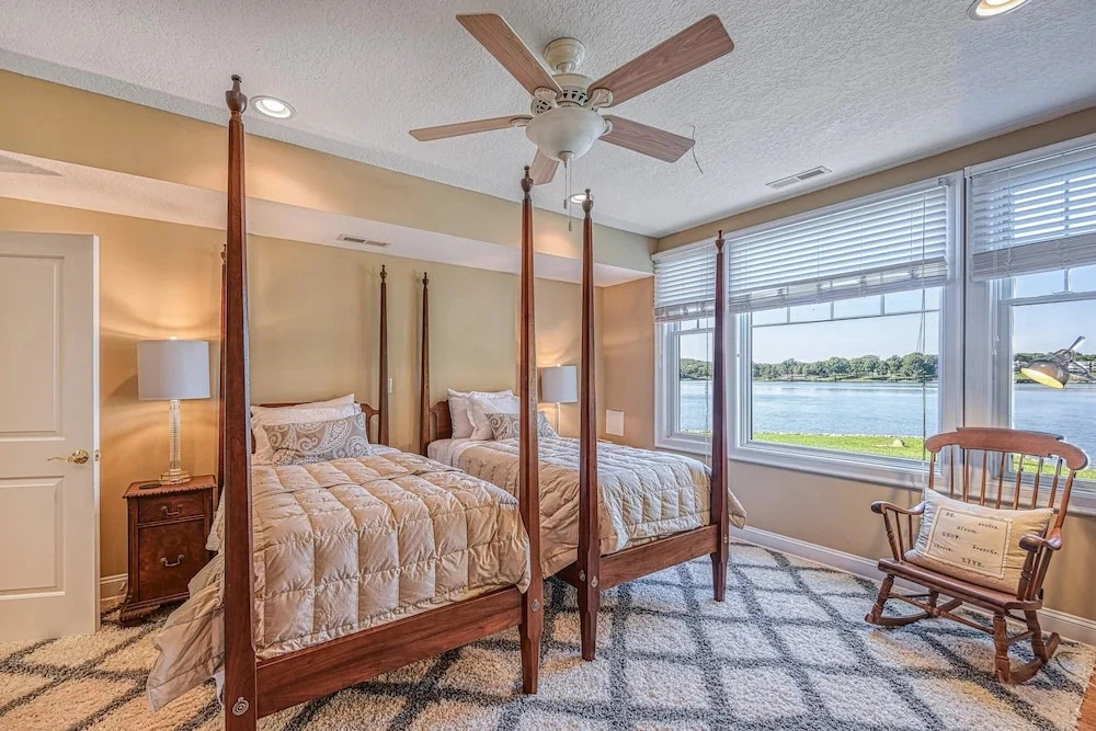 Soulshine Smith Mountain Lake - Lakefront Home With Amazing Views