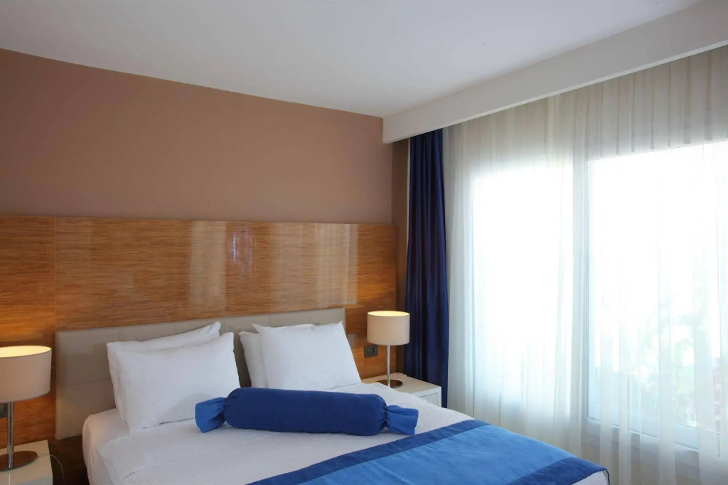 Bellazure Hotel