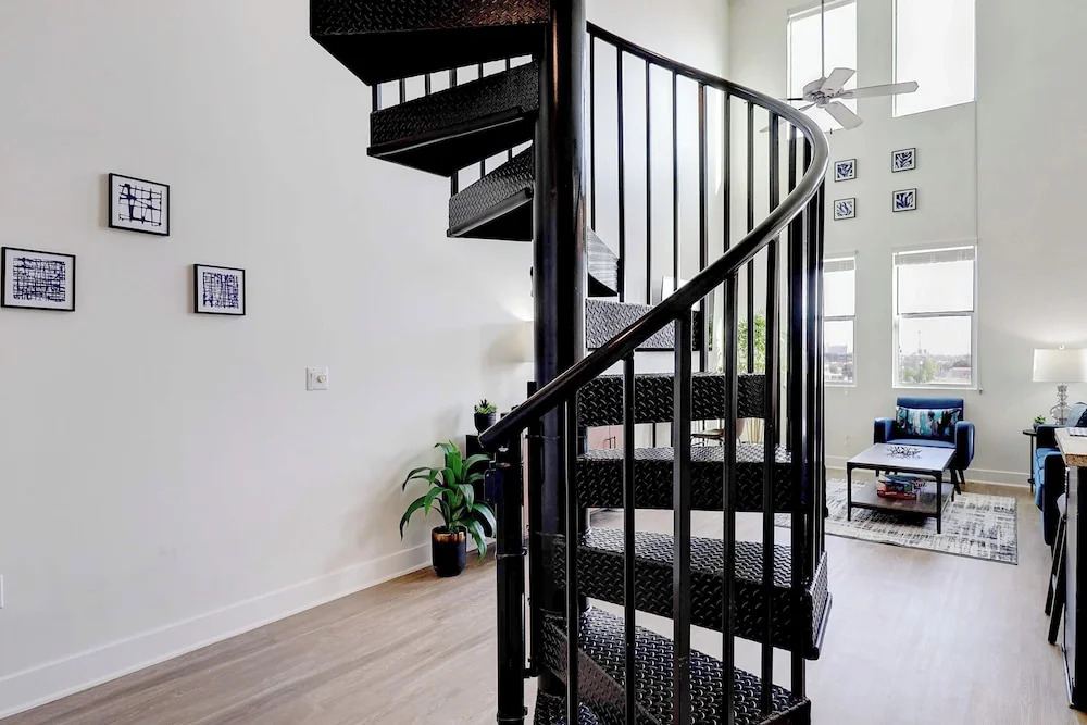 Loft with Views-King Bed-Close to Shop/Dine-Parking 4011