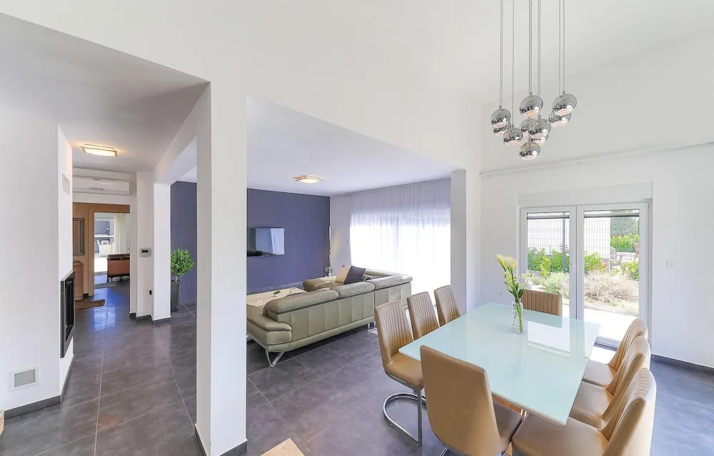Awesome Home in Okrug Donji With 5 Bedrooms, Wifi and Outdoor Swimming Pool