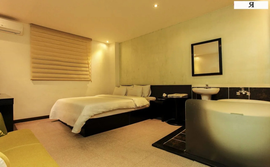 Iris Hotel