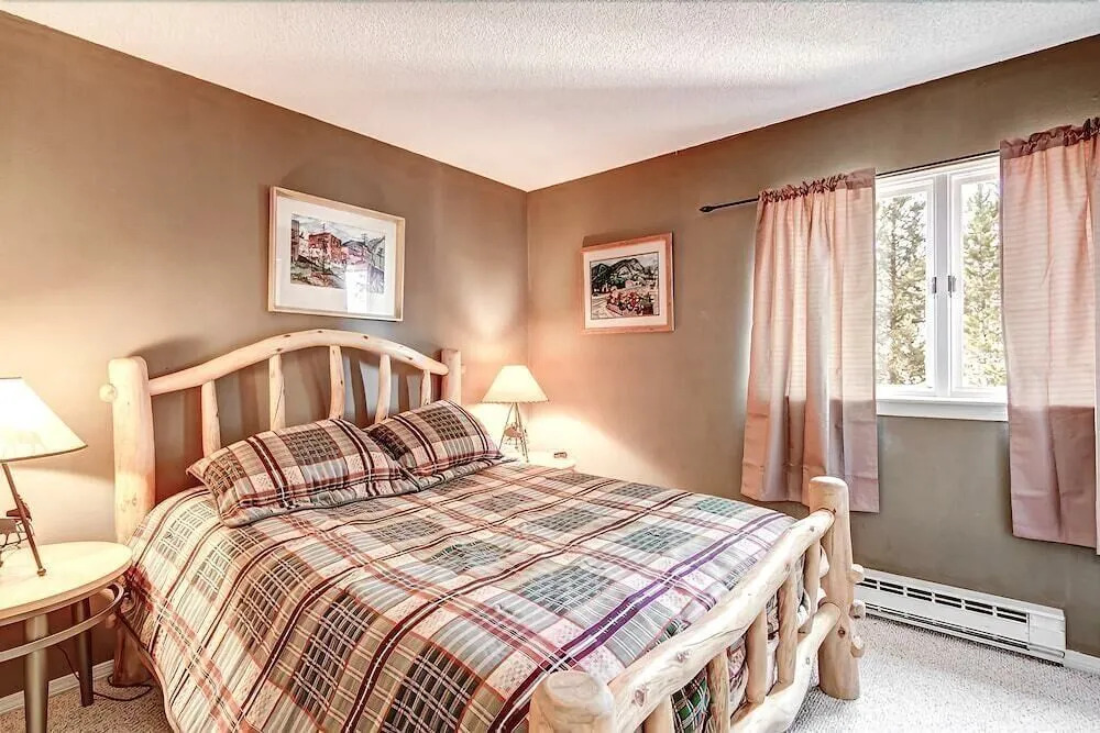 Chic & Cozy Breck Condo: Ski-in/ski-out at Peak 8!