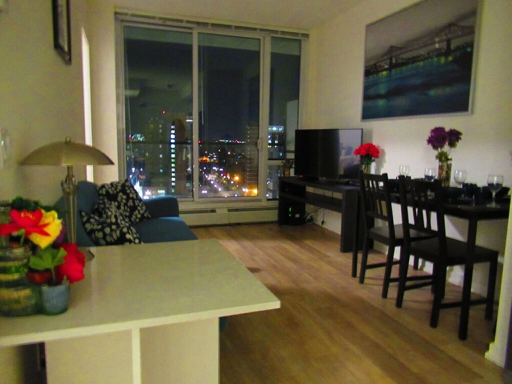 Trendy Dt Condo - 17th Ave+parking, Pets