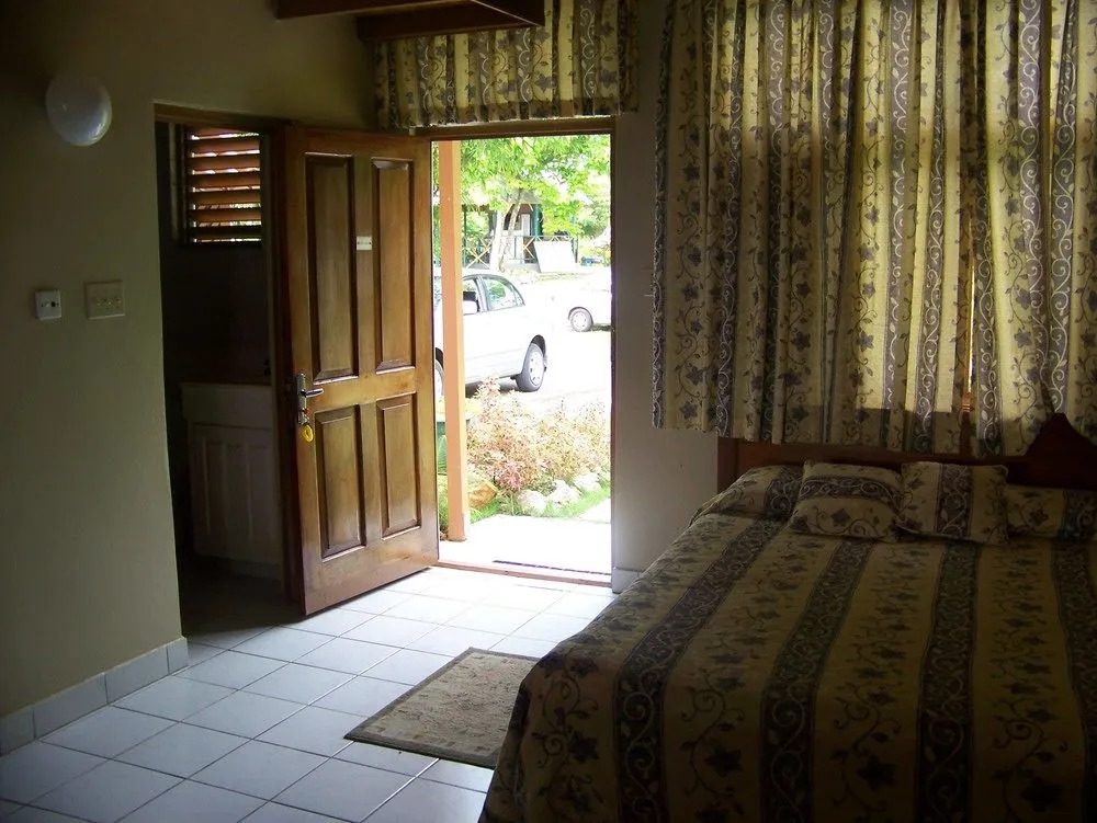 Rhodes Beach Resort Negril