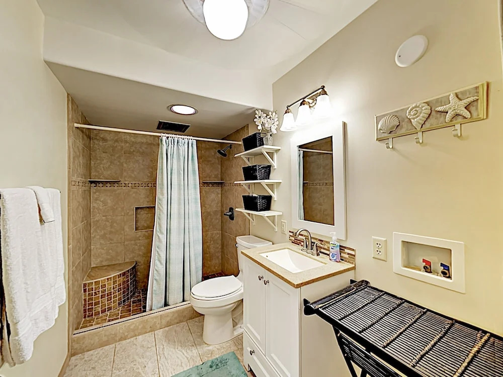 New Listing! Oceanfront W/ Resort Amenities 2 Bedroom Condo