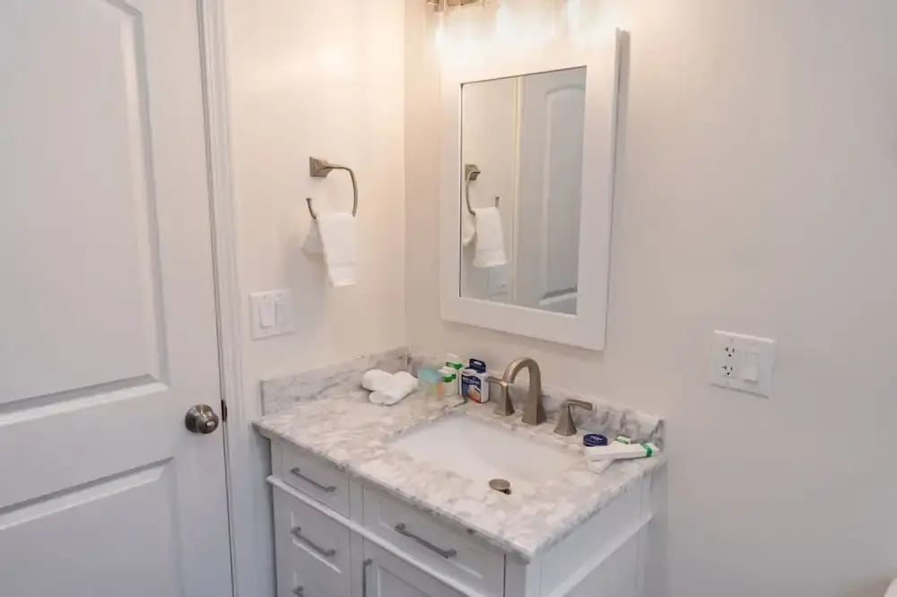 Remodeled 3BR House w Hot Tub Fenced Yard p58