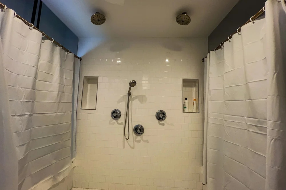 The Pub with Private Yard & Parking, Near the Falls & Casino by Niagara Hospitality