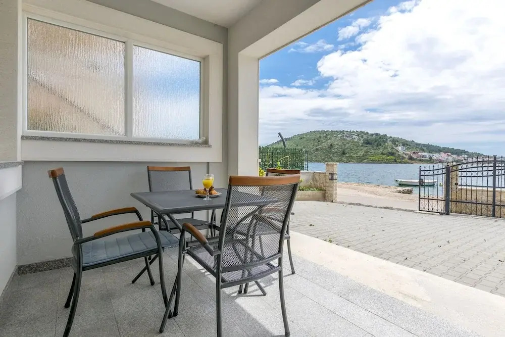 Apartments Villa J i M by the sea