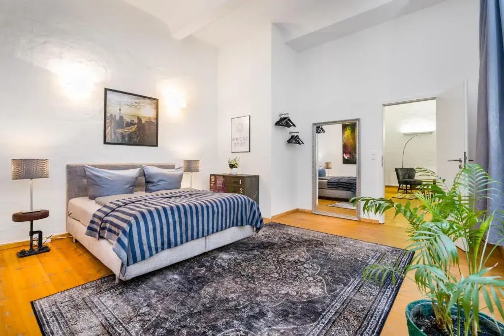 The Melchior, Luxury Industry Loft in Mitte, group & family friendly, 2 bath rooms, big dining table, ideal for 4 - 6 Guests