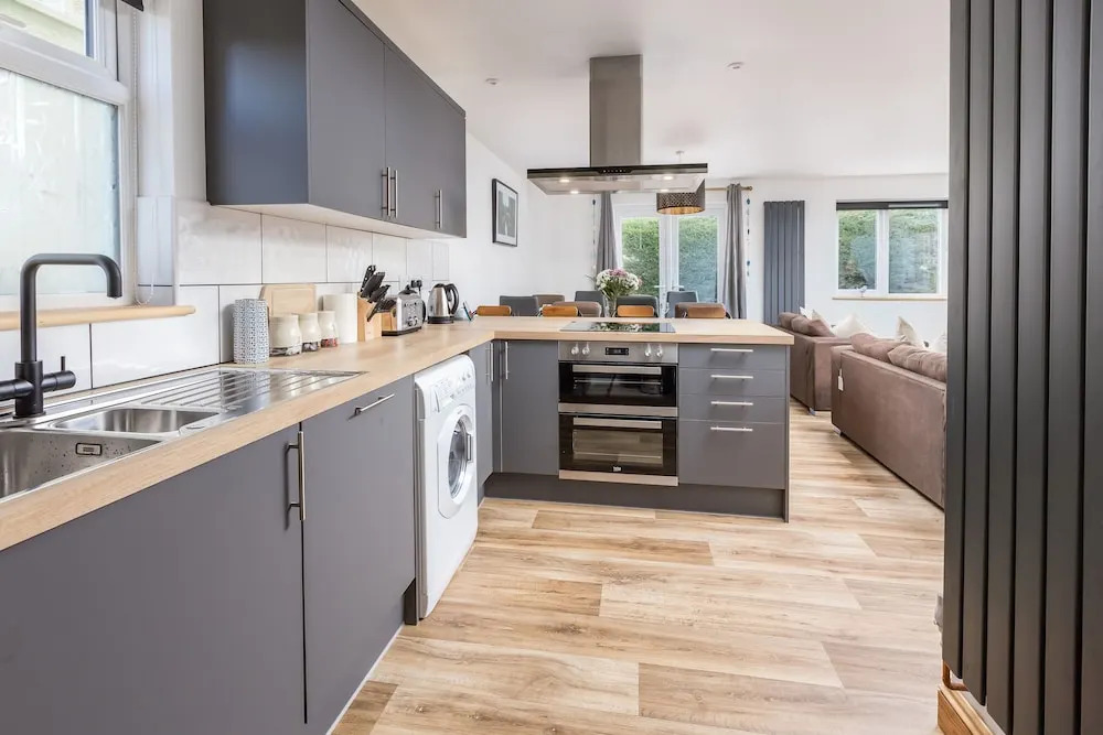 Totnes modern house sleeps 8 , 5 mins to town