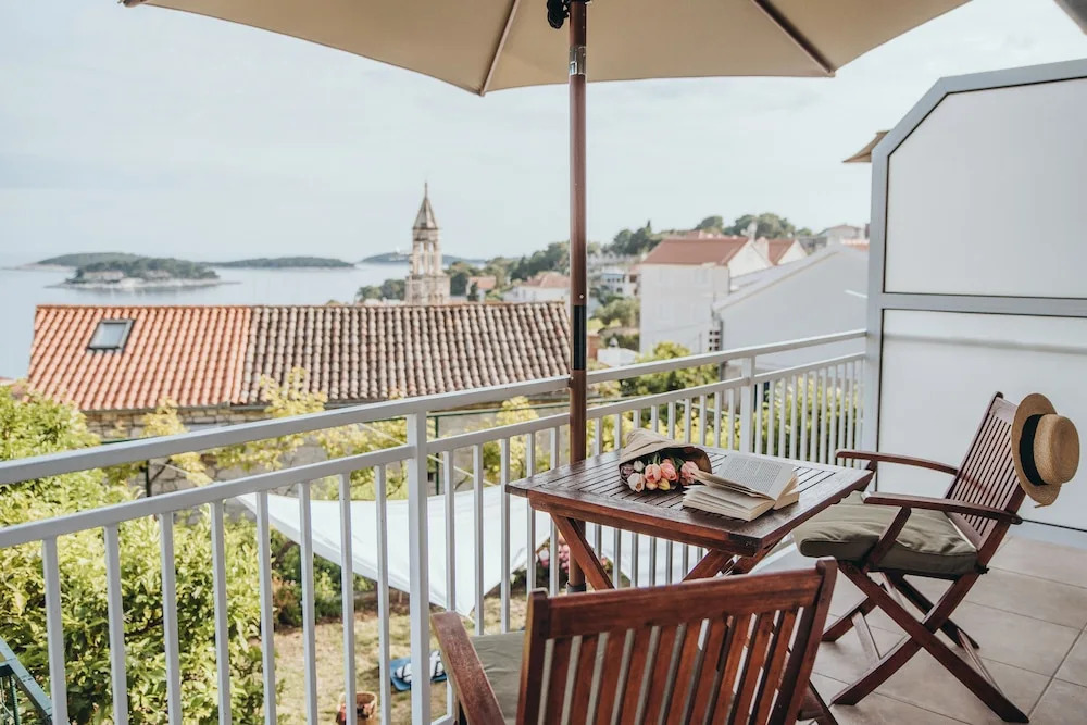 Anatota Hvar