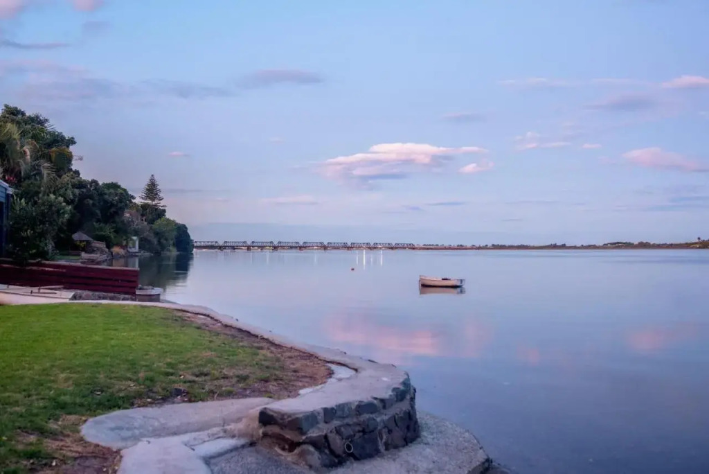 Entire Waterfront House - Boat Shed - 3 Kitchens