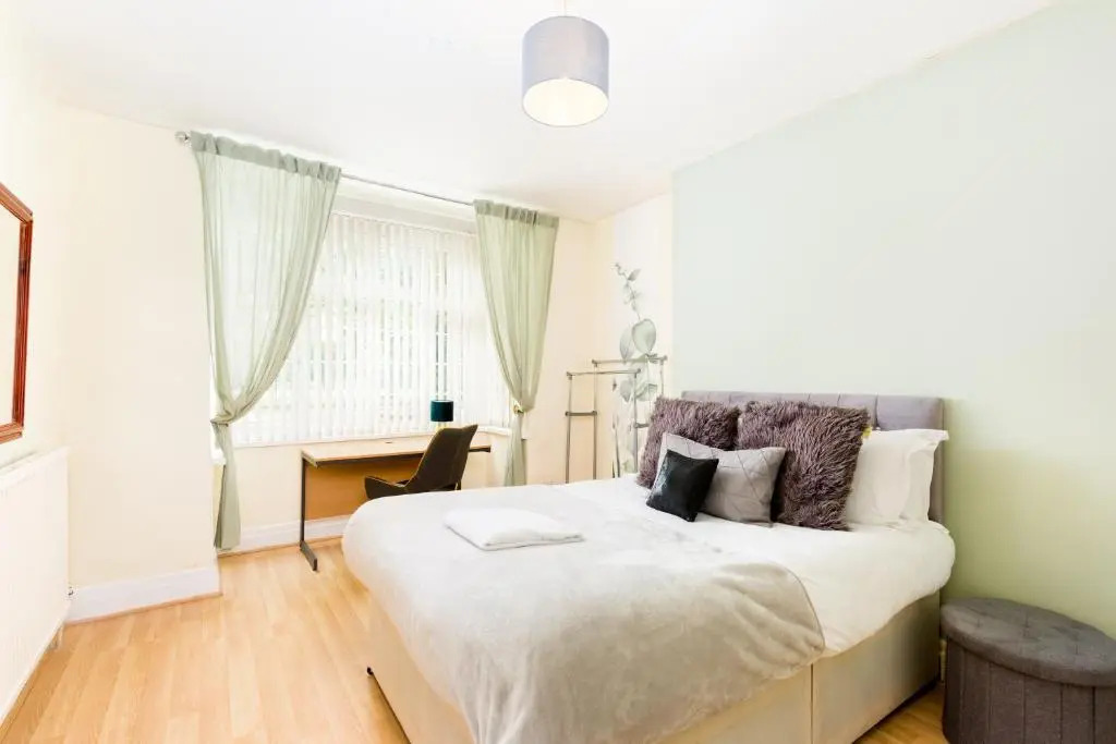 Beautiful 6 bedroom house for 15 guests next to Edgbaston Stadium