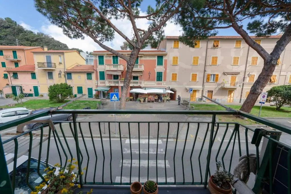 ALTIDO Lovely Apt for 4, with SeaView Moments from Beach