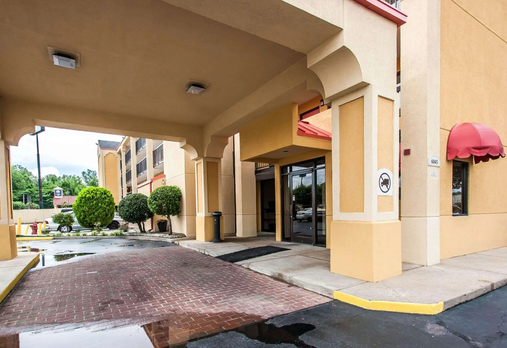 Econo Lodge Inn & Suites Memphis East