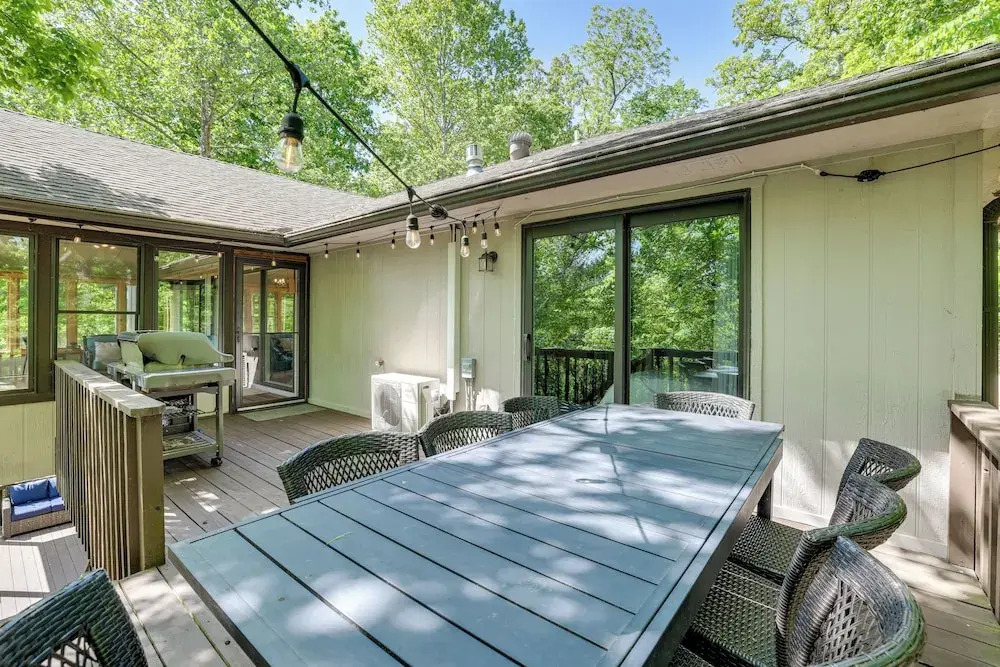 The Bella Vista Lakeside Treehouse: Dock & Kayaks!