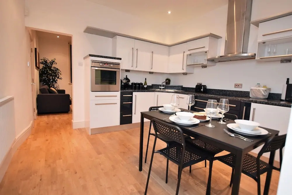 Perfect for Uni and City Stays - Modern 2-Bed with Parking