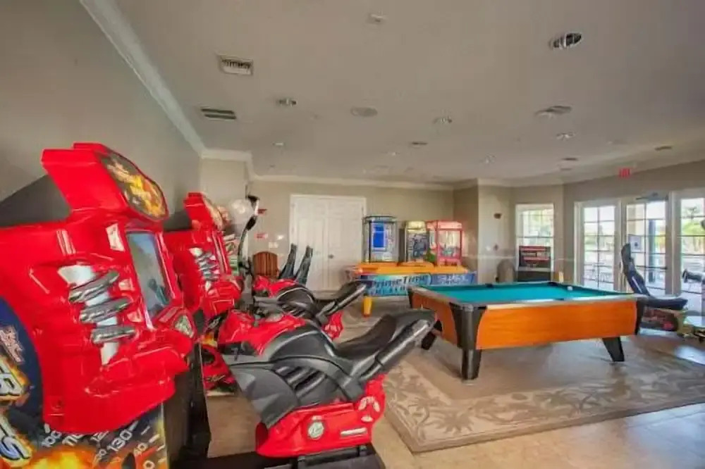 301 - Super Clean & Beautiful. Pools, Gym, Lake