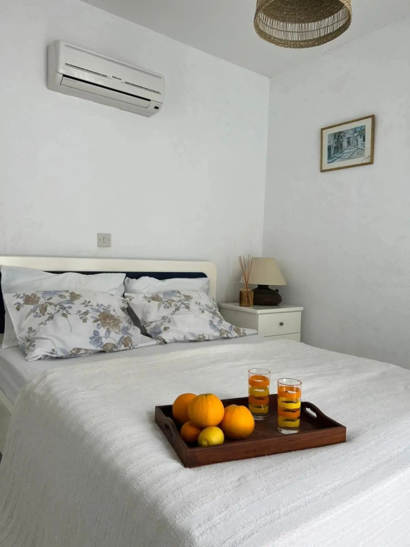 2 bedroom flat by the sea