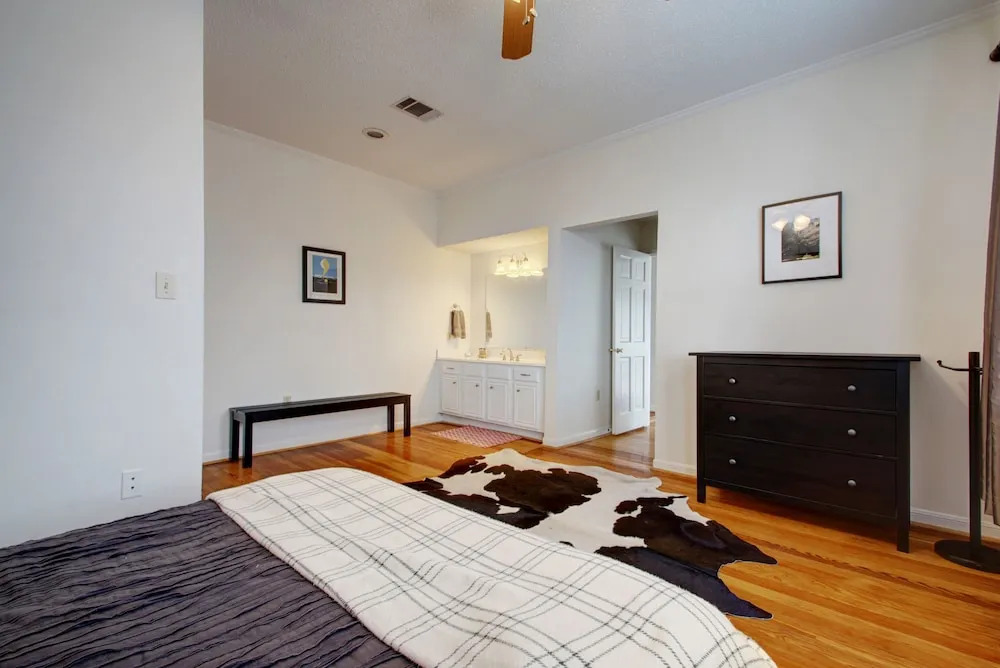3BR 2BA Downtown Austin Charming Bungalow by RedAwning