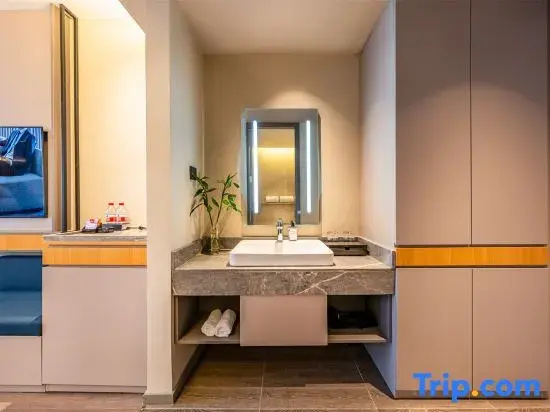 Homeinn Selected Hotel (Zhaotong Zhenxiong Yilian International Trade City)