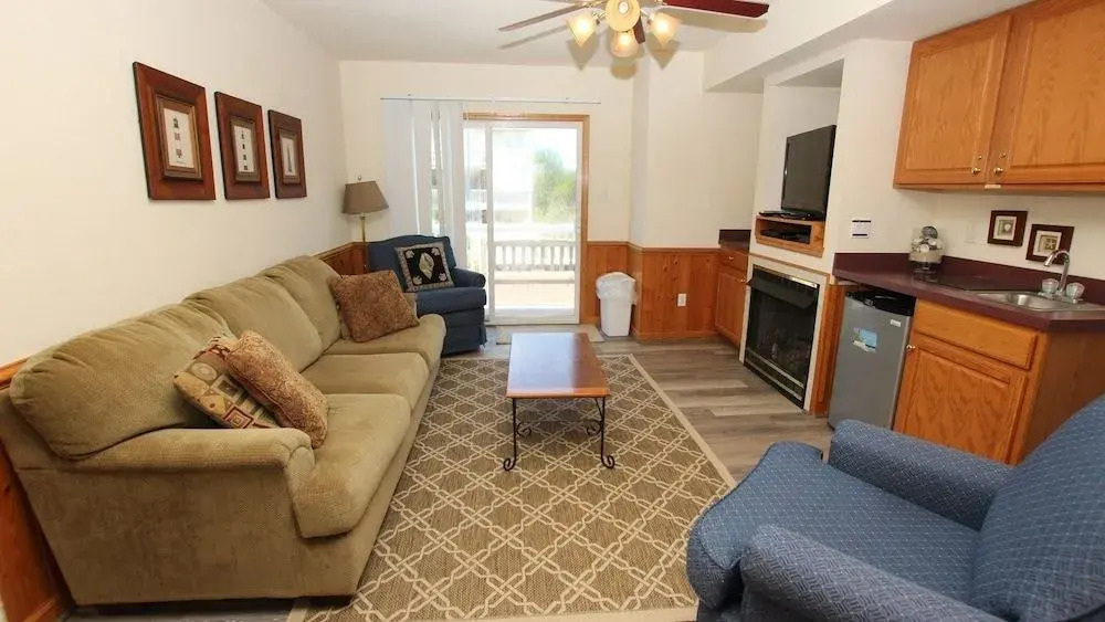 Moore Fun, Less Work - 6 Br home by RedAwning