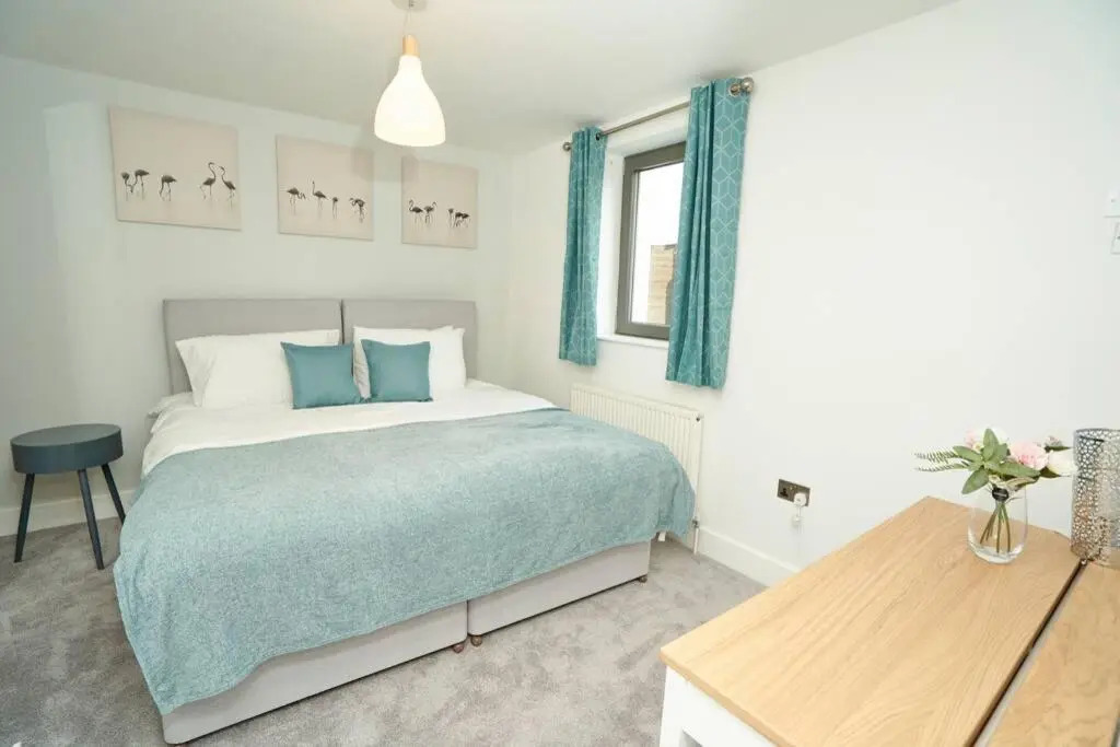 Home From Home - 4 Double Bed House with Parking