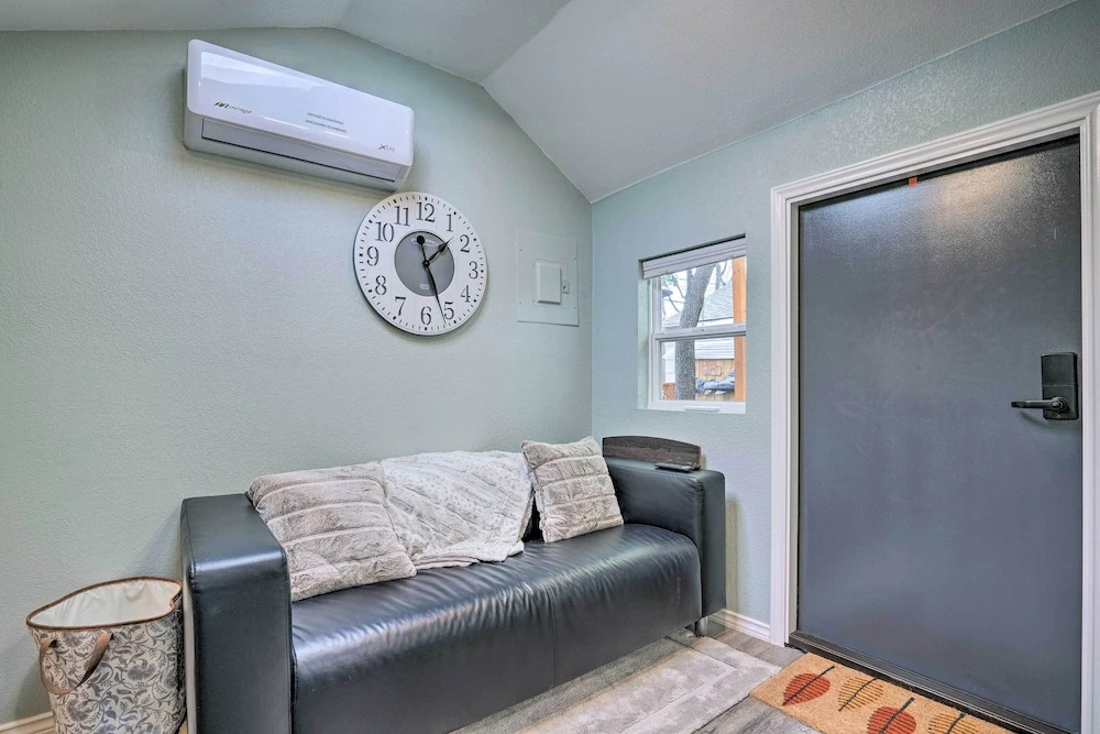 3 Mi to San Antonio Zoo: Bright Texas Cottage!