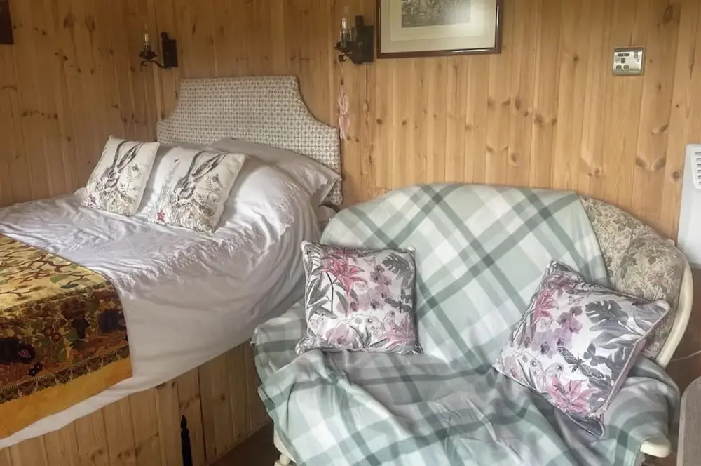1 Bedroom Cabin Sleeps 2, Private Garden, Wifi