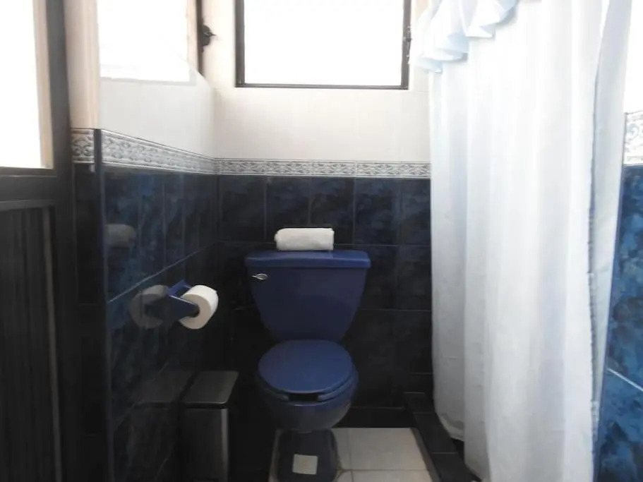 Habitación independiente a pie del lago con AC