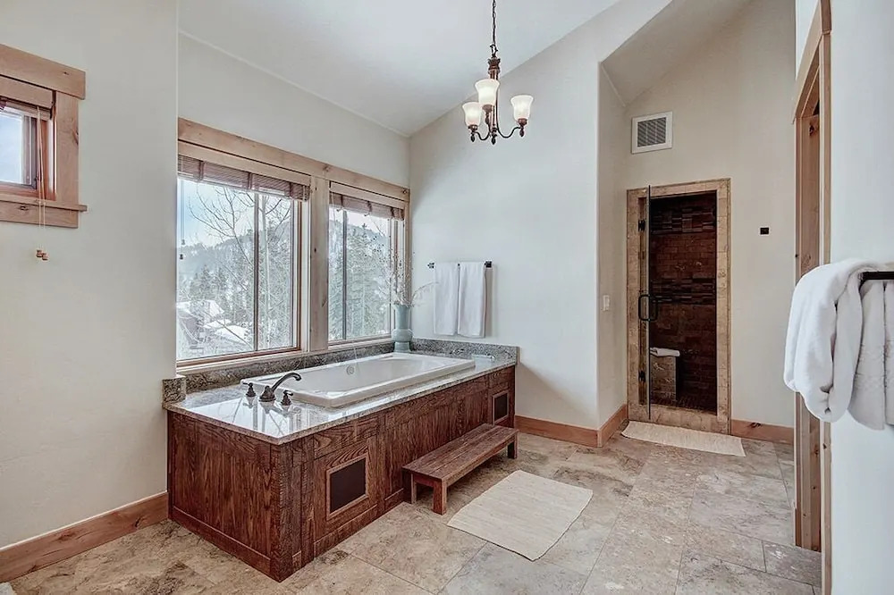 Gold Run Getaway 5 Bedroom Home by RedAwning