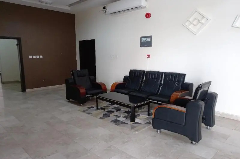Super Oyo 147 Babylon Furnished Apartment