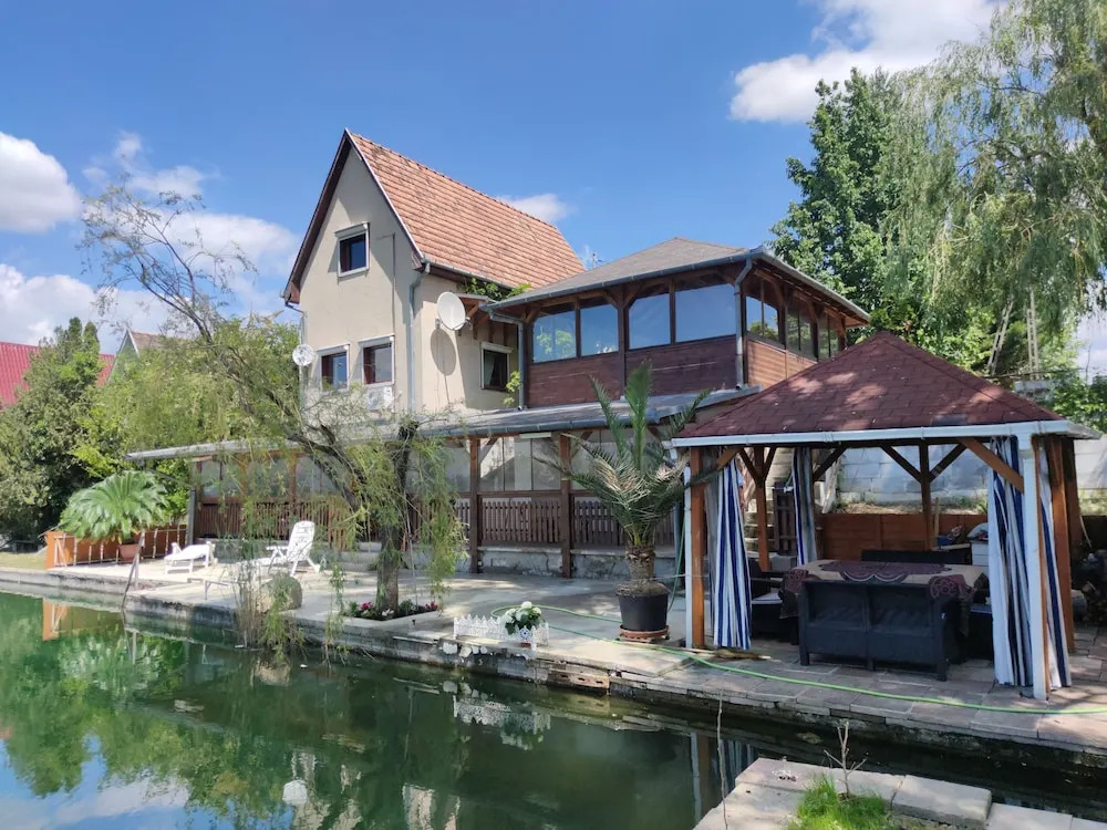 Romantic Lakeside Retreat - Nature, Sport, Near Bp