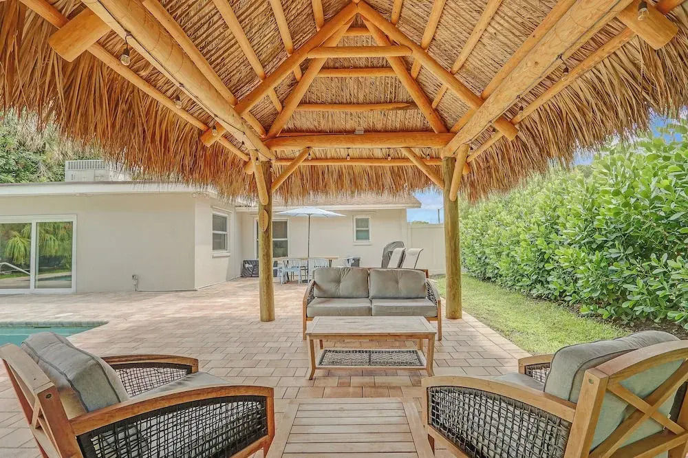 Private Pool + Bar: Palm Beach Gardens Getaway