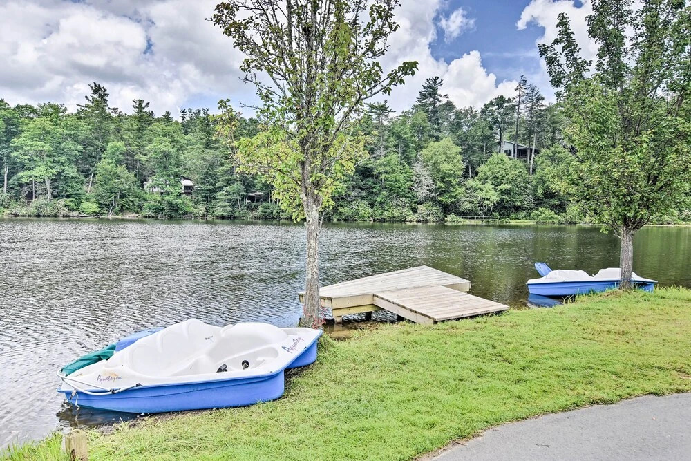 10 Mi to Sugar Mountain! Cabin w/ Lake Access