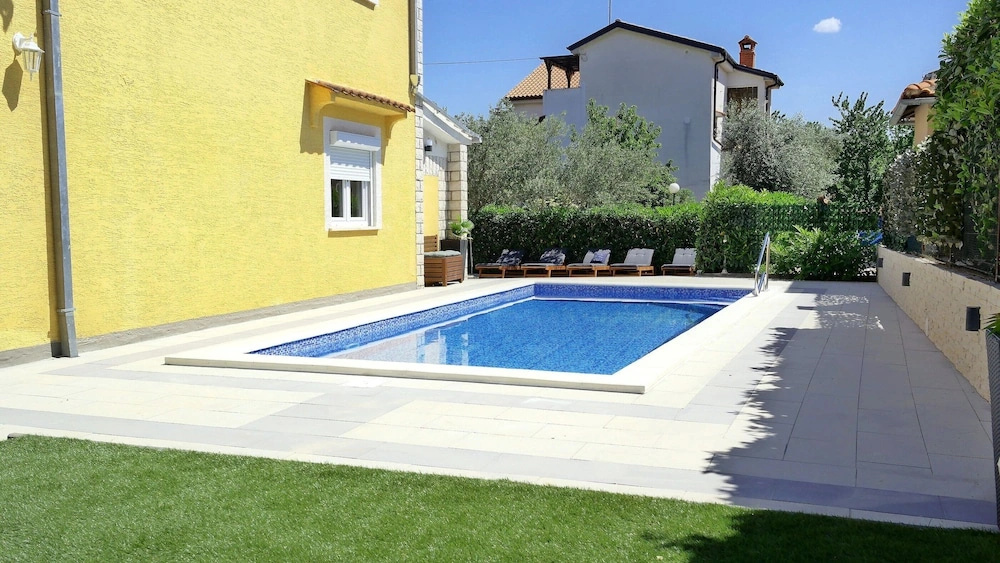 House Yellow