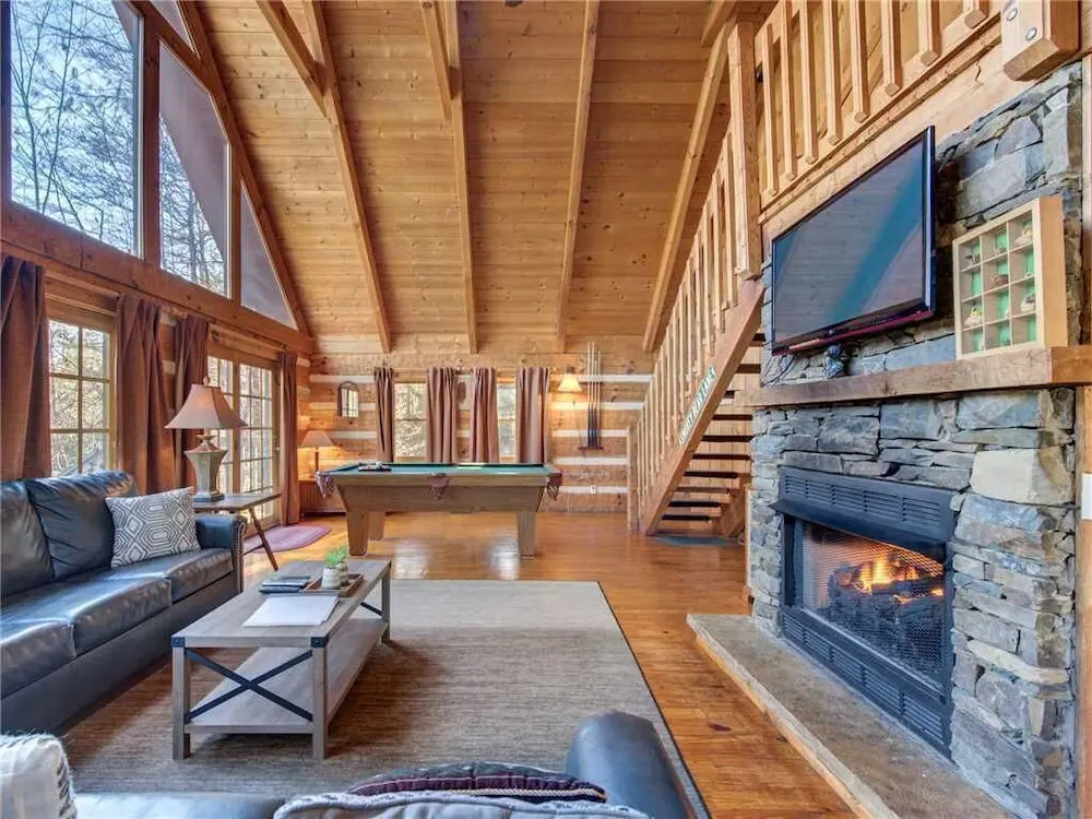 Bear Cave Haus  2 Bedroom Home with Hot Tub