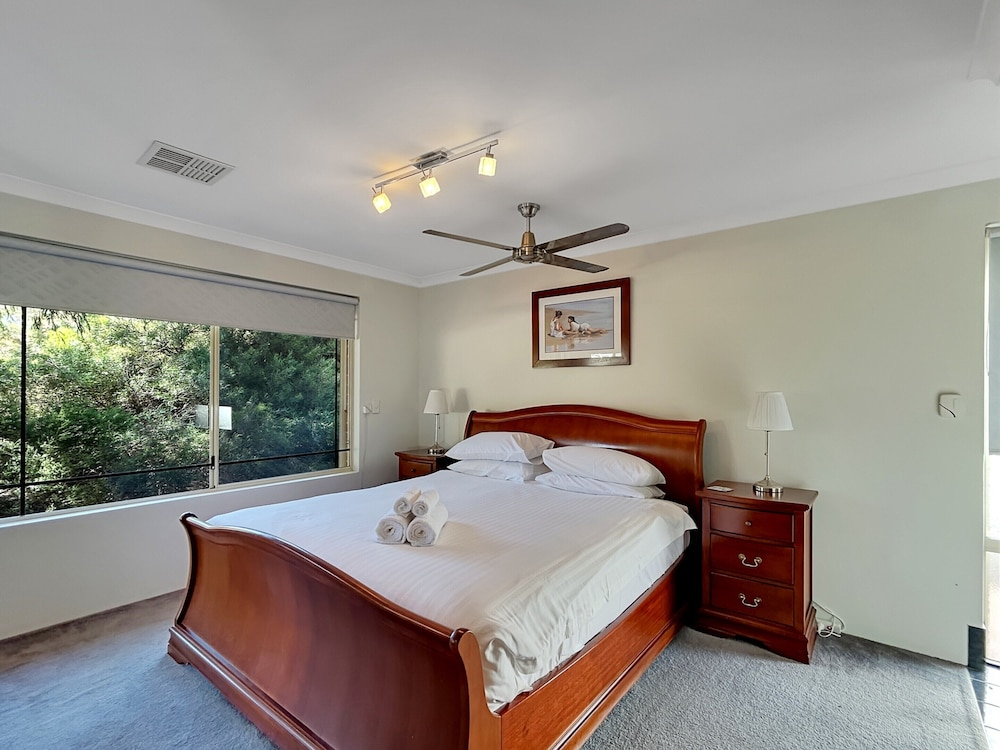 Spacious 5-bed House in Coastal Halls Head