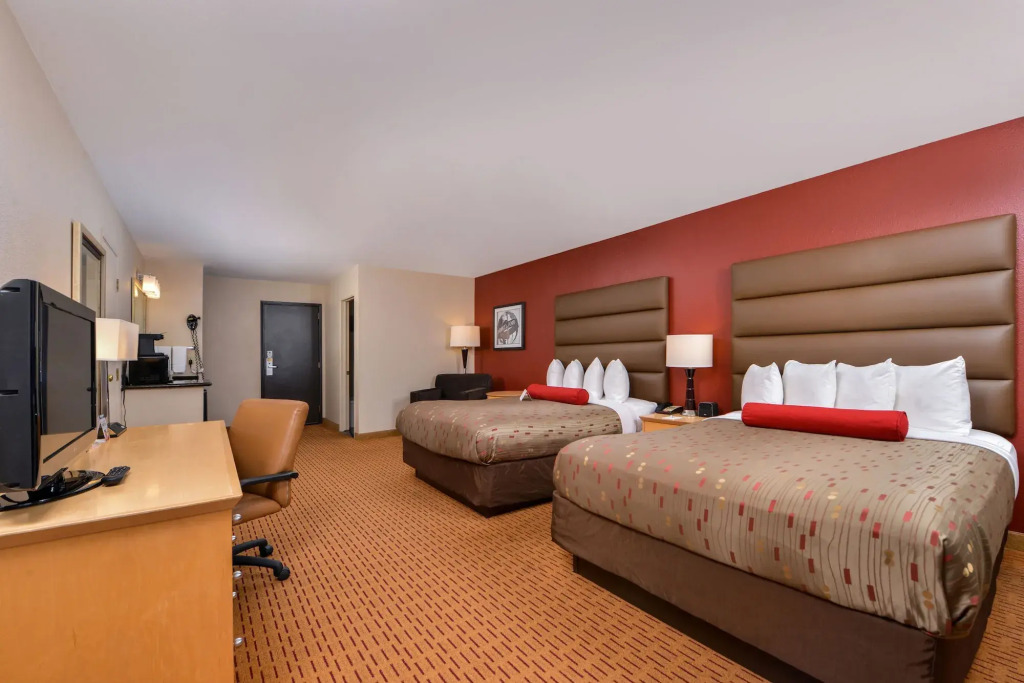 Clackamas Inn and Suites