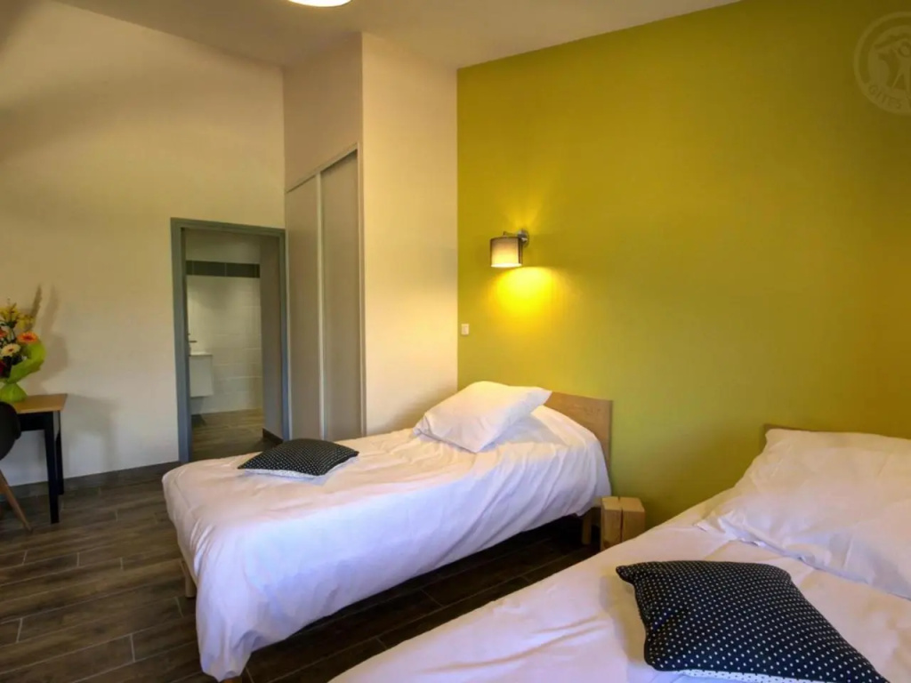 Gîte spacieux avec espace extérieur et jacuzzi à Montchal - FR-1-496-234