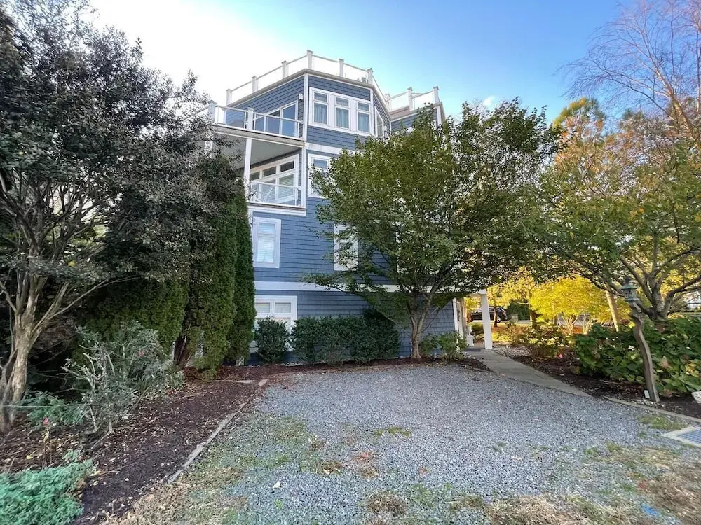 Blacstone Avenue 38285